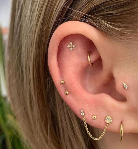 Ear Piercing Ideas Constellation, Silver And Gold Piercings Together, Top Of Ear Piercing Ideas, Best Ear Piercings For Small Ears, Piercing Styles Earrings, Lower Helix Piercing Ideas, Decorative Ear Piercings, Ear Piercing Ideas With Tragus, Double Helix Triple Lobe