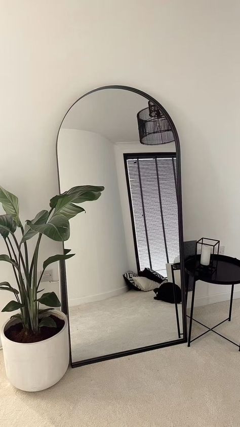 Large Mirrors In Living Room, Large Mirror Bedroom, Large Floor Vase Decor, Sala Aesthetic, Aesthetic Studio Apartment, Modern Apartment Decor, Deco Studio, Dream Apartment Decor, Future Apartment Decor