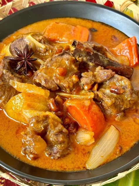 Gaeng Massaman Neua (Thai Massaman Beef Curry Recipe) Gaeng Massaman, Massaman Curry Recipe, Coconut Milk Sauce, Beef Massaman, Beef Massaman Curry, Thai Curry Recipes, Beef Curry Recipe, Panang Curry, Thai Beef