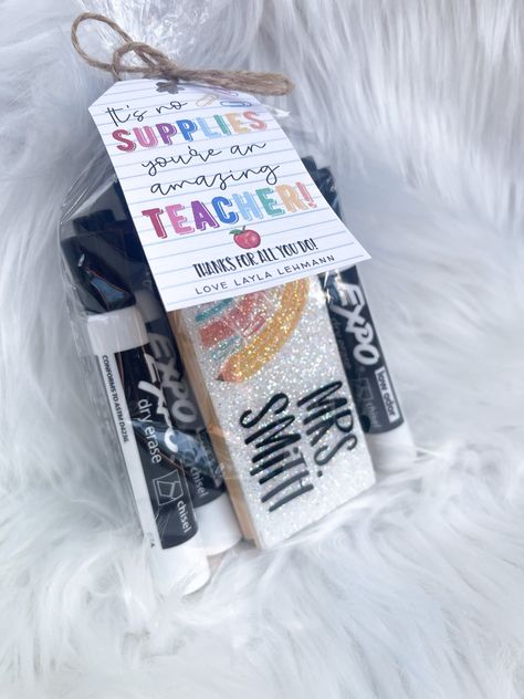 Teacher Gift Set | Personalized Glitter Whiteboard Eraser | Chalkboard eraser | Teacher Appreciation gift | Personalized Teacher Gift #thriftyfrugalmom #teachergift #teacherappreciation #cheapgifts #teacher #create #students #gifts. Go for more info 👉https://whispers-in-the-wind.com/top-10-graduation-gift-ideas/?teacher100 Teacher Appreciation Gifts Supplies, Custom Dry Eraser, Senior Teacher Gifts, Cute Small Teacher Gifts, Diy For Teachers Gifts, Teacher Gift Puns, Student Teacher Gifts For Students, Things To Make For Teachers, Expo Marker Gift