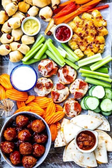 Charcuterie Board Game Night, Game Night Charcuterie Board, Christmas Movie Night Snacks, Boards Night, Appetizer Boards, Game Night Snacks, Game Night Food, Appetizer Board, Board Night