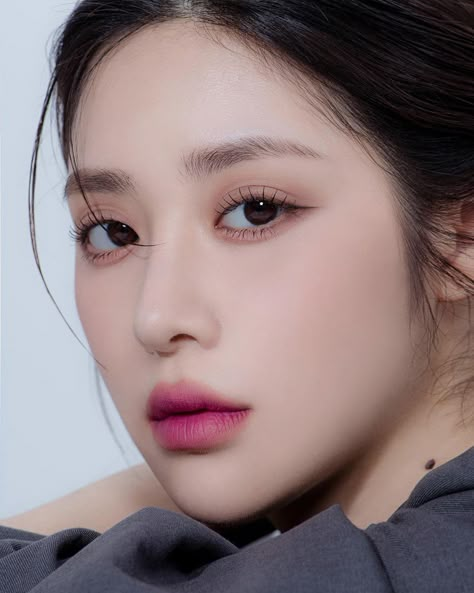 Korean Winter Makeup, Pale Winter Makeup, Christmas Makeup Looks Asian, Cold Tone Makeup Korean, Winter Cool Tone Makeup Korean, Makeup Korean Style, Cool Winter, Pink Eyeshadow Look, Cute Eyeshadow Looks