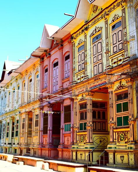 Vivid Place ❤💙💚💛💜 Bohra houses of shia muslims in sidhpur, Gujarat. #bohrahouses #colourful #architecture #vivid #vividplaces… Gujarat Architecture, Colourful Architecture, Shia Muslim, House Exterior, Arch, Exterior, House Styles, Paint, Architecture