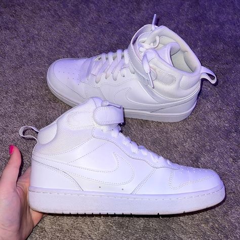 White Nike kids court borough mid 2 shoes. Size 7Y but can fit a women’s 8. Nike Court Borough Mid Outfit, Hightop Nike, High Top Nikes, High Top Nike Shoes, High Tops Outfit, Nike Court Borough Mid 2, Court Borough Mid 2, Nike Court Borough, Nike High Tops