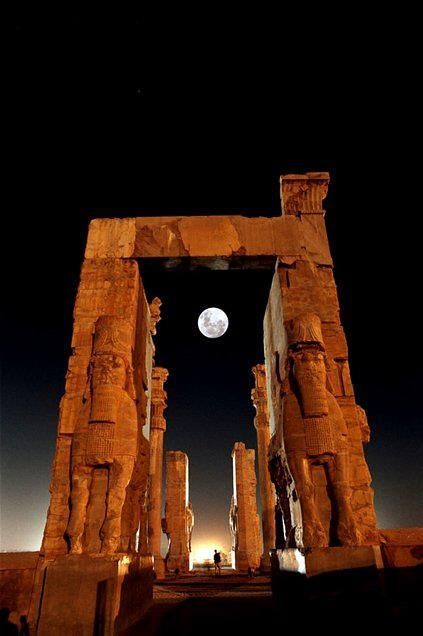 Persepolis, Iran | Tsahizn Tseh | Flickr Starověký Egypt, Magic Places, Moon Images, The Full Moon, Beautiful Moon, Ancient Architecture, Mesopotamia, Ancient Ruins, Ancient Civilizations