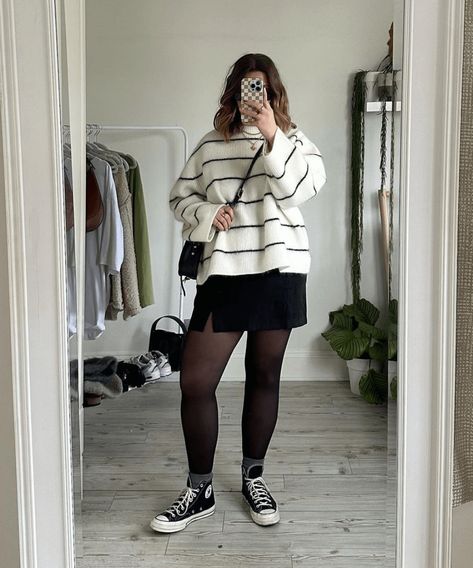 All Star: é assim que eu quero usar esse tênis atemporal e estiloso » STEAL THE LOOK All Star Outfit Winter, Skirt And Converse Outfit, Jumper Skirt Outfit, Winter Mini Skirt Outfit, All Star Outfits, Boyfriend Shirt Outfits, Winter Mini Skirt, All Star Outfit, Mini Skirt Outfit Winter