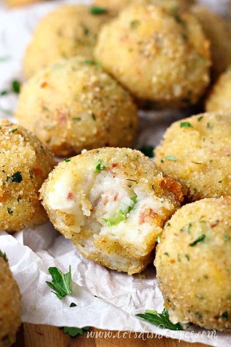 Leftover Mashed Potato Balls -- Leftover mashed potatoes are mixed with shredded cheese, green onion and bacon, then coated in breadcrumbs and fried until crispy. The ultimate way to use up leftover mashed potatoes! #leftovers #thanksgiving #potatoes #recipes Mashed Potatoes Leftovers, Mashed Potato Balls Recipe, Thanksgiving Potatoes Recipes, Thanksgiving Potatoes, Potato Balls Recipe, Mashed Potato Balls, Potato Appetizers, Potato Balls, Thanksgiving Appetizer Recipes