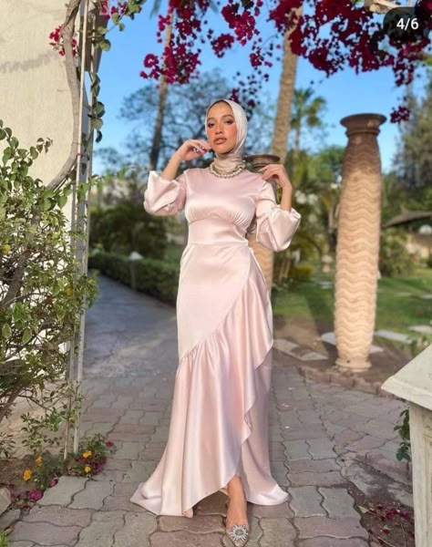 Hijab Dress Party Engagement, Hijab Dresses Soiree, Graduation Dress Designs, Graduation Outfits For Women, Modest Outfits Muslim, Soiree Outfit, Outfits Muslim, Hijab Dress Party, Girly Style Outfits