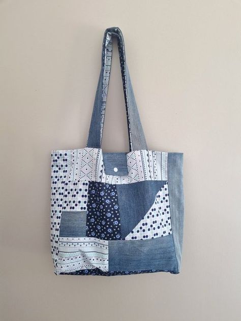 Sac tote bag en jean et tissu coton - pochette assortie - sac vintage - solylan #jeansbagpatterns #jeanbagspatternideas #recyclejeansbagpattern