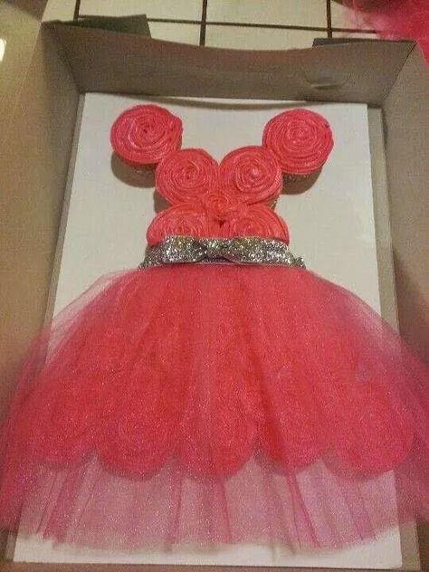 Simple Princess Dress, Princess Cupcake Cake, Cupcakes Princesas, Princess Cupcake Dress, Dress Cupcakes, Wedding Dress Cupcakes, Pull Apart Cupcake Cake, Pull Apart Cake, Cake Pulls