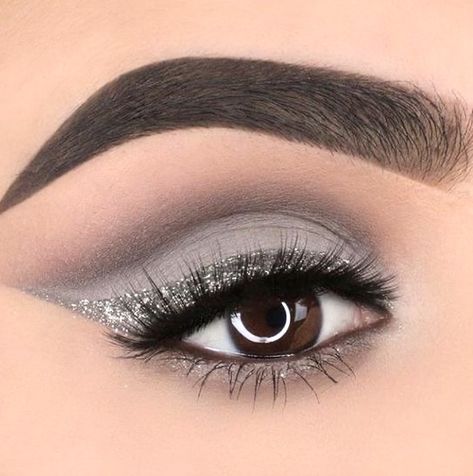 Spring Eyeliner, Silver Eyeshadow Looks, Silver Glitter Eye Makeup, Eye Shape Makeup, Silver Eyeliner, Silver Eye Makeup, Grey Makeup, Silver Eyeshadow, Trendy Eyeshadow