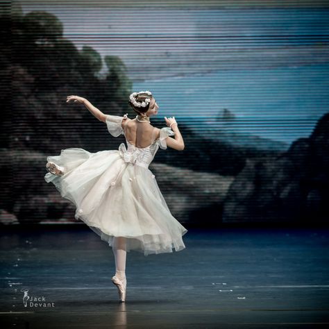 Anna Tikhomirova and Artem Ovcharenko in La Sylphide pdd Kremlin Palace, La Sylphide, Stretching For Beginners, Ballet Aesthetic, Ballet Dancing, Ballet Pictures, Ballet Beauty, Yoga Kurse, Zsa Zsa