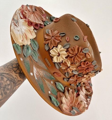 Cowboy Hat Crafts, Decorated Hats, Beaded Hats, Hat Business, Quinceanera Accessories, Hat Painting, Hat Burning, Hat Inspiration, Custom Cowboy Hats