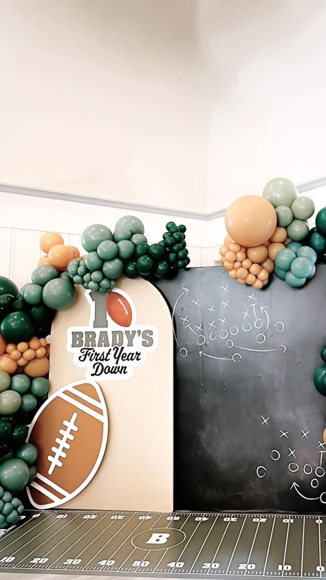 BEELOONS | Brady’s first year down was adorable 🏈 #firstbirthday #birthdaytheme #kidspartyideas #kidspartytheme #footballbirthday #balloonbackdrop… | Instagram Super Bowl Party Backdrop, Football Party Balloon Arch, First Birthday Party Football Theme, First Year Down Football Birthday Party, First Touchdown Birthday, Baby Boy Birthday Themes First, First Year Down Birthday Party, First Year Down, 1st Year Down Football Birthday