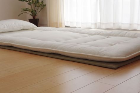 Japanese Floor Bed, Japanese Futon Bed, Tatami Futon, Floor Sleeping, Japanese Mattress, Beautiful Bed Designs, Floor Futon, Japanese Style Bedroom, Japanese Futon Mattress