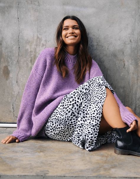 25 Winter Sweaters Under $100 That Are Warm AF    #winterfashion #winteroutfits #winterstyle Purple Jumpers, Jumper Outfit, Moda Chic, Mode Boho, Purple Outfits, Purple Sweater, Mode Inspo, Print Skirt, Inspiration Mode