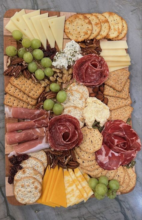 Charcuterie Board Meats, Cheese And Wine Party, Amazing Food Platters, Cheap Meal, Decorações Com Comidas, Wine And Cheese Party, Highlights Lowlights, Hair Silver, Catering Ideas Food