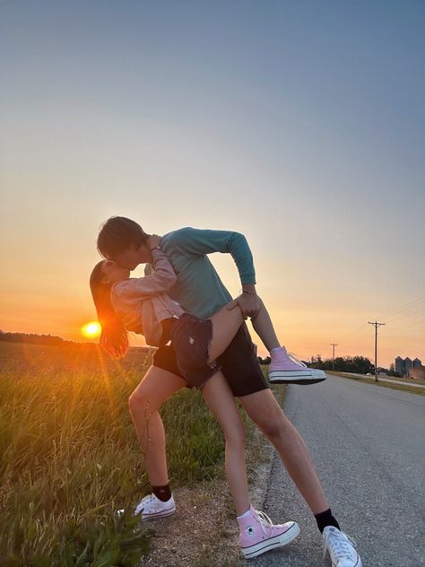 Couple, sunset, photo idea, poses, couple photo ideas, sunset photo ideas, dipping Dipping Pictures Couple, Dip Photo Pose, Dip Pose Couple Photos, Couple Dipping Poses, Couple Lifting Pose, Dip Kiss Photo, Dip Pose, Sunset Photo Ideas, Photo Ideas Sunset