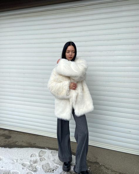 White Fur Coat Outfit, White Fur Coat, Fur Coat Outfit, White Fur, Coat Outfits, White Shorts, Fur Coat, Lookbook