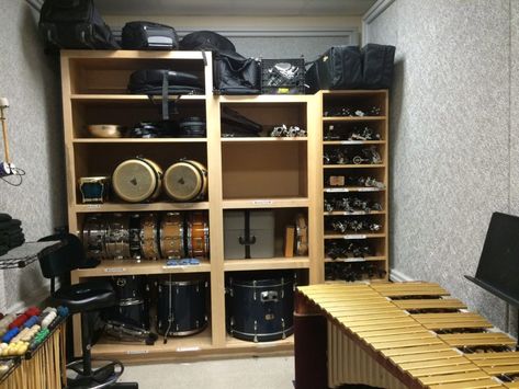 Are you wanting to keep percussion equipment from getting lost or damaged? Do you want your percussionists to take more pride in their instruments? Are you limited on band room space and need to make the most of it? Click for some practical solutions on how to turn your practice room into an organized percussion room!  Ideas for properly storing mallets, drums, sticks, cymbals, drum pads and auxiliary percussion instruments.  Use a pegboard for a great wall solution! Drum Storage Ideas, Instrument Storage Ideas, Drums Sticks, Drum Room Ideas, Music Room Storage, Drum Storage, Instrument Storage, Band Rooms, Drums Studio