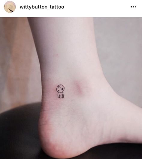 Cute Mini Tattoos, Kodama Tattoo, Tatuaje Studio Ghibli, Button Tattoo, Stick Poke Tattoo, One Word Tattoos, Ghibli Tattoo, Tattoo Trend, Kawaii Tattoo