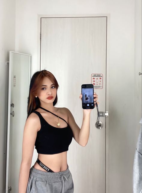 mirror shots Fitting Room Mirror Selfie, Room Selfies Ideas, Trial Room Selfies, Fitting Room Selfie, Room Selfies, Mirror Shot, Selfie Mirror, Type Shi, Fitting Room