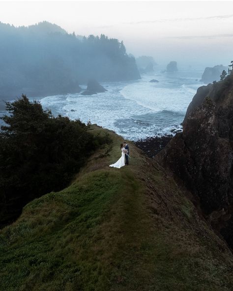 ✨ A Sunrise Adventure with Love ✨ Waking up before the sun for a magical elopement on the coast was so worth it! 🌅 The soft morning light, the sound of waves crashing, and a love that feels as endless as the ocean made this day unforgettable. Here’s to early mornings, salty air, and the promise of forever. 🌊👰🤵 •Host & Stylist - @mariahdunajphotography •Dress - @mariahdunajphotography •Hair - @eventhairby_hayslett •Florals - @lobofloral •Model - @_wennnd_ #Elopement #SunriseMagic #Coast... Magical Elopement, Sound Of Waves, The Sound Of Waves, Waves Crashing, Early Mornings, Breathtaking Places, The Promise, Morning Light, Elopement Photography