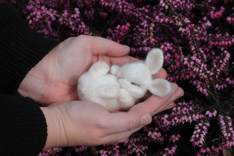 Bunny White, Sleeping Animals, Needle Felting Diy, Felting Ideas, Wool Animals, Felt Gifts, Felt Bunny, Bunny Basket, Rabbit Easter