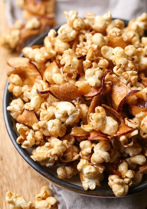 Caramel Apple Popcorn, Butter Finger Dessert, Apple Popcorn, Caramel Corn Recipes, Salty Sweet Snacks, Salty Popcorn, Salted Caramel Popcorn, Easy Teriyaki Chicken, Apple Caramel