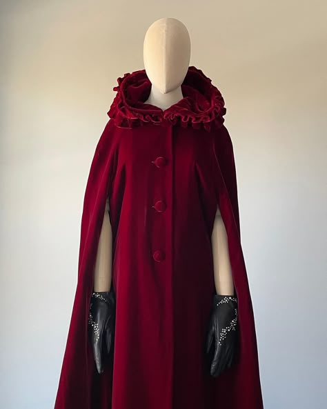 Red Cape Aesthetic, Red Coat Outfit, Red Cape Coat, 60s Inspired Outfits, Royal Outfit, Period Dress, Red Cape, History Fashion, Royal Dresses