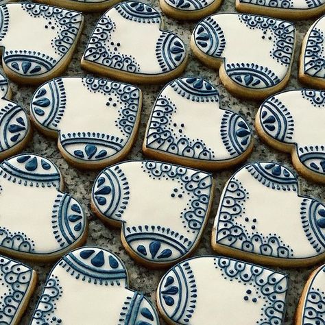 Bombonetta on Instagram: "💙🍪 Hermosos corazones para una boda con temática de Talavera 🍪💙 #galletas #regalagalletas #galletaspuebla #galleteria #galletasdecoradas #galletaspersonalizadas #galletasmx #galletasdetalavera #talavera #puebla #cookies #cookiers #instacookies #cookiegram #cookiesofinstagram #detalles #detallespersonalizados #eventospuebla #turquesa51 #galletasparaboda #candybar #mesadedulces #sweets #candy #desserts #postres #cookieart #edibleart #royalicing" Talavera Cookies, Cielito Lindo Cookies, Talavera Baby Shower Ideas, Blue Mexican Wedding, Talavera Cake, Trendy Cookies, Mexican Wedding Decorations, Talavera Wedding, Sweets Table Wedding