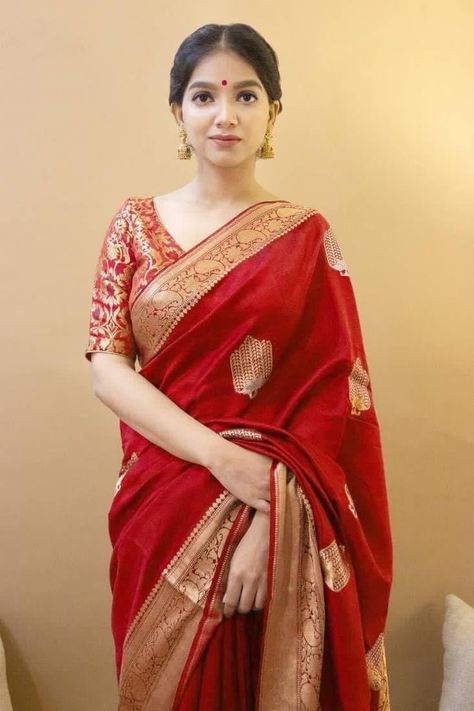 Silk Saree Red, Lichi Silk Saree, Party Wear For Women, Golden Saree, Sari Design, Indian Designer Sarees, Indian Silk Sarees, Silk Saree Blouse Designs, Indian Wedding Wear