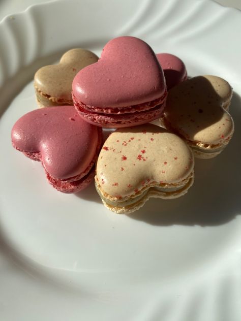 #macarons #macaronslover #parisian #paris #parisianvibes #parisianamour Heart Macarons, Instagram Heart, Pretty Dessert, Cute Desserts, Food Obsession, Macaroons, Pretty Food, Food Cravings, I Love Food