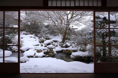 Traditional Japanese House, Japan Architecture, Japan Aesthetic, Aesthetic Japan, Japanese Interior, Japanese Architecture, Japanese House, Winter Aesthetic, Red Aesthetic