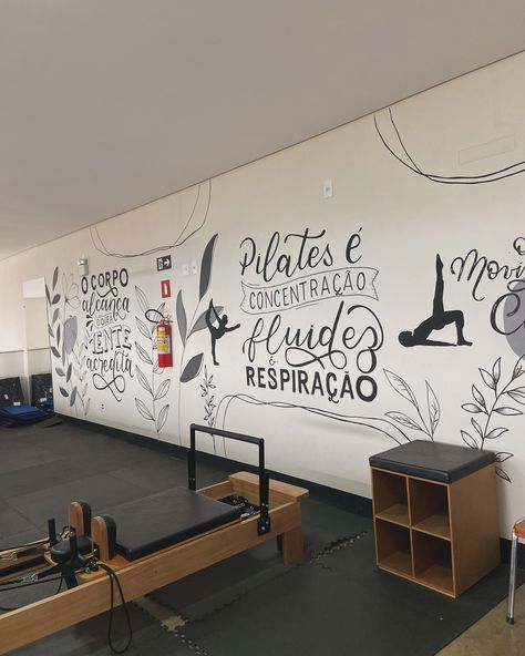 Transforme seu estúdio de pilates com uma pintura exclusiva! . Nossas pinturas em paredes não só embelezam o espaço, mas também criam um ambiente inspirador e motivador. . Entre em contato e descubra como podemos trazer a combinação perfeita de arte e movimento para o seu estúdio! . . #pilates #studiodepilates #pinturaemstudiodepilates #decoracao #pinturaartistica #pinturaartisticadivinopolis Studio Pilates, Pilates Studio, Pilates, Yoga