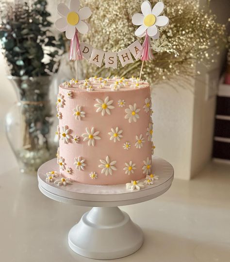 Daisy cake 🎂 🌼 🌼🌼 #cake #cakedecorating #daisycake Daisy Inspired Cake, Boho Daisy Birthday Cake, Baby Shower Daisy Theme, Birthday Cake Daisy, Yellow Daisy Cake, Daisy Smash Cake, Daisy Cake Birthday, Daisy Themed Cake, Daisy Party Theme