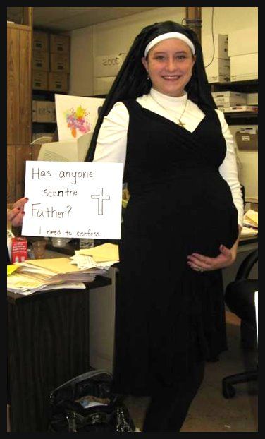 Homemade Nun Costume for pregnant woman. HAHAHA! I'm doing this this year! Diy Nun Costume, Halloween Costumes Pregnant Women, Most Creative Halloween Costumes, Nun Costume, Pregnancy Costumes, Pregnant Halloween Costumes, Costumes Funny, Best Friend Halloween Costumes, Homemade Halloween Costumes