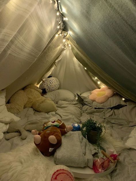 Forts To Build Inside, Tent Sleepover Party Backyards, Sleepover Setup Ideas, Cute Fort Ideas, Cool Fort Ideas, Fort Ideas Indoor, Fort Sleepover, Sleepover Bedroom, Sleep Over Aesthetic