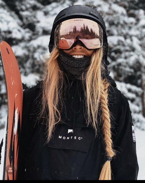 Snowboard Outfit Women, Cute Snowboarding Outfits, Mode Au Ski, Women Snowboarding, Snowboarding Photography, Snowboarding Aesthetic, Ski Fits, Ski Trip Outfit, Ski Pictures