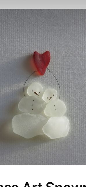 White Beach Glass Art, Diy Sea Glass Ornaments, Seaglass Art Christmas, Beach Glass Christmas Ornaments, Christmas Sea Glass Art Diy, Christmas Seaglass Art, Seaglass Display, Seaglass Snowman, Sea Glass Crafts Diy