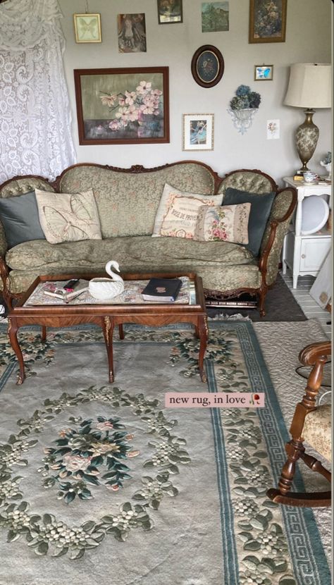 Old Lady Aesthetic Room, Granny Chic Aesthetic, Granny Aesthetic Decor, Grandma Room Aesthetic, Cool Grandma Aesthetic, Vintage Grandma Aesthetic, Grandma House Aesthetic, Grandma Living Room, Grandma Core Bedroom