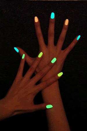 break a glow stick & put in clear polish omg Do It Yourself Nails, Edm Fashion, Dark Nail, Dark Nail Polish, Clear Nail, Glow Stick, Clear Nail Polish, Party Nails, Glow Party