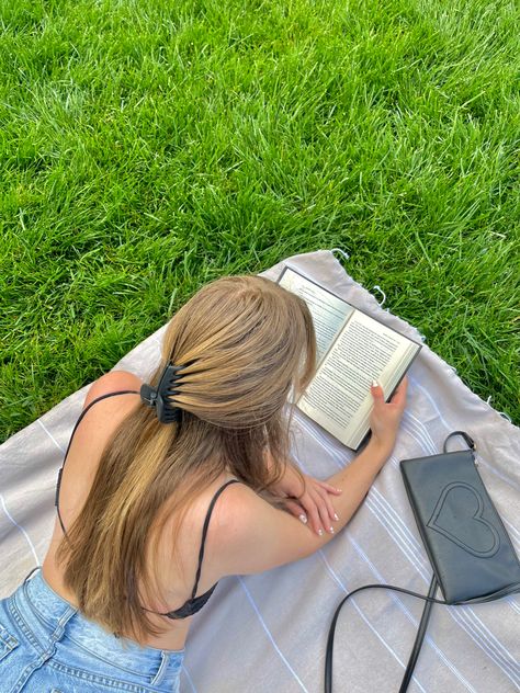 Reading Poses Photography, Picnic Reading Aesthetic, Picnic Book Aesthetic, Reading Picnic Aesthetic, Book Picnic Aesthetic, Bookish Picnic, Reading Outside Aesthetic, Book Picnic, Reading Picnic