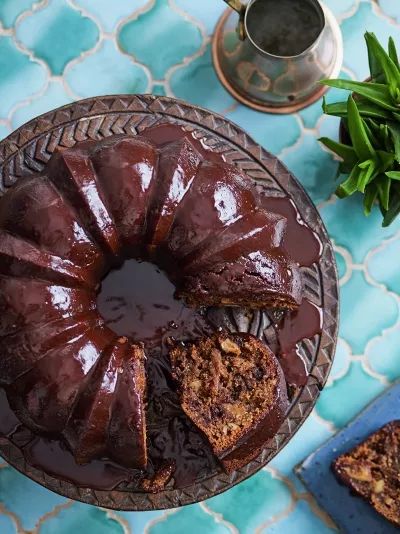 Spiced chocolate & dried fig Christmas cake | Chocolate recipes | Jamie magazine recipes Dried Fig, Hp Sauce, Fig Cake, Fruit Cake Christmas, Chocolate Trifle, Spiced Chocolate, Fig Recipes, Jamie Oliver Recipes, Christmas Fruit