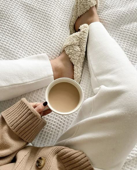 Pajamas Aesthetic, Coffee Cozy, Beige Aesthetic, Winter Aesthetic, Comfy Cozy, Mode Inspiration, Cup Of Coffee, Aesthetic Photo, Blog Photography