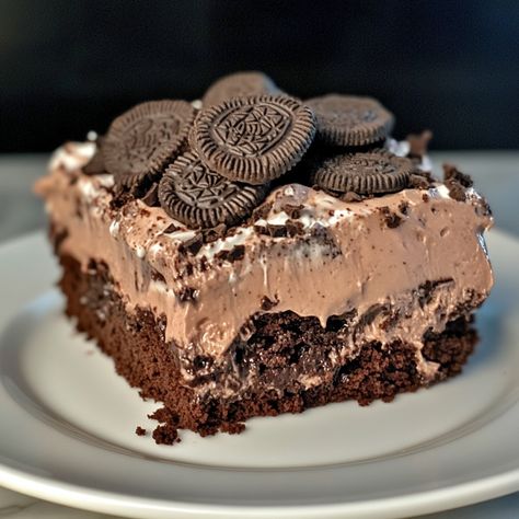 If you're craving a decadent dessert, this Oreo Dirt Cake has it all! Layers of moist chocolate cake, rich fudge, creamy pudding, and crunchy Oreos combine Original Dirt Cake Recipe, Oreo Pudding Cake, Oreo Dirt Cake, Dirt Cake Recipes, Oreo Dirt, Food Savory, Oreo Pudding, Dirt Cake, Creamy Pudding