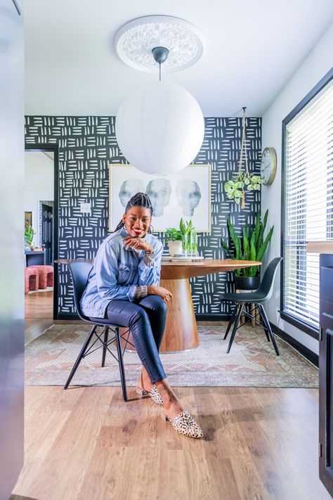 Meet Memphis Interior Designer Carmeon Hamilton’s Modern-Meets-Bohemian Style Pose Examples, Interior House Painting, Clean Room Aesthetic, Modern African Decor, Glam Room Decor, Warm Dining Room, Afrocentric Decor, Painting House, Aesthetic House