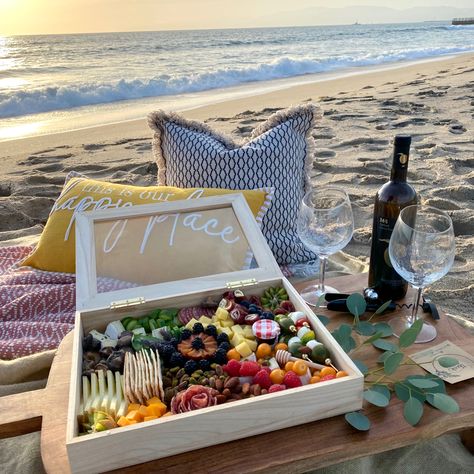 Beach, beach vibes, wine, wine glass, cheeseboard, cheese lovers, beach picnic, picnic, relaxing, sunset Beach Wine Picnic, Travel Charcuterie Box Ideas, Brunch At The Beach, Charcuterie Picnic Basket, Picnic Box Ideas Food, Charcuterie Picnic Ideas, Diy Beach Picnic, Cheeseboard Aesthetic, Travel Charcuterie