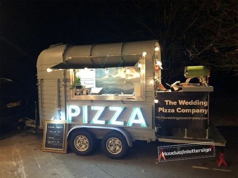 Pizza Horse Trailer, Horse Trailer Pizza Truck, Pizza Van Wedding, Pizza Trailer Ideas, Pizza Cart, Pizza Trailer, Van Signage, Pizza Project, Horse Box Conversion