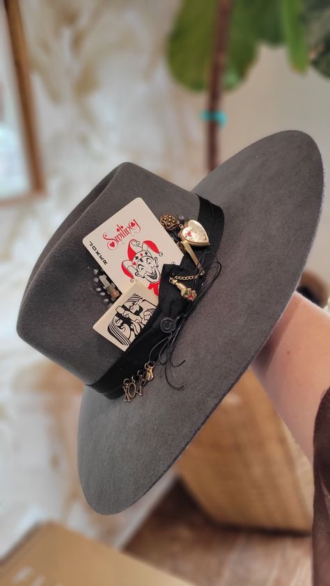 Rocker Style Men, Cowboy Hat Crafts, Cowboy Hat Styles, Classy Hats, Hat Decoration, Boho Hat, Painted Hats, Rugged Style, Western Hats